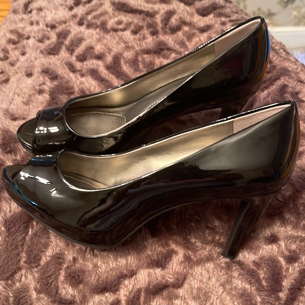 Bandolino patent leather black peep toe pumps